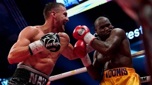 Ukrajinec Olexander Gvozdyk (vlevo) a Adonis Stevenson. Ukrajinec Olexander Gvozdyk (vlevo) a Adonis Stevenson.
