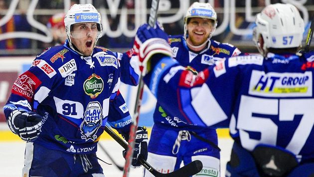 Zleva Marek Kvapil, Martin Erat a Jan Hruška (všichni z Brna) oslavují gól. Zleva Marek Kvapil, Martin Erat a Jan Hruška (všichni z Brna) oslavují gól.