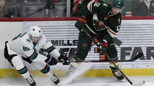Eric Staal (vpravo) z Minnesoty bojuje o puk s Mikkelem Boedkerem ze San Jose. Eric Staal (vpravo) z Minnesoty bojuje o puk s Mikkelem Boedkerem ze San Jose.