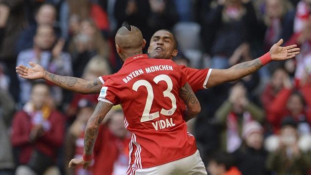 Fotbalisté Bayernu Mnichov Arturo Vidal s Diegem Costou slaví gól do sítě Hamburku. Fotbalisté Bayernu Mnichov Arturo Vidal s Diegem Costou slaví gól do sítě Hamburku.
