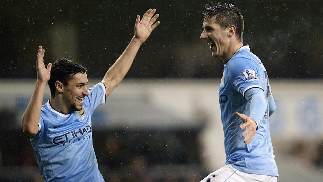 Fotbalisté Manchesteru City se ve středu plánovaného ligového zápasu nedočkali. Na ilustračním snímku Stevan Jovetič a Jesús Navas. Fotbalisté Manchesteru City se ve středu plánovaného ligového zápasu nedočkali. Na ilustračním snímku Stevan Jovetič a Jesús Navas.