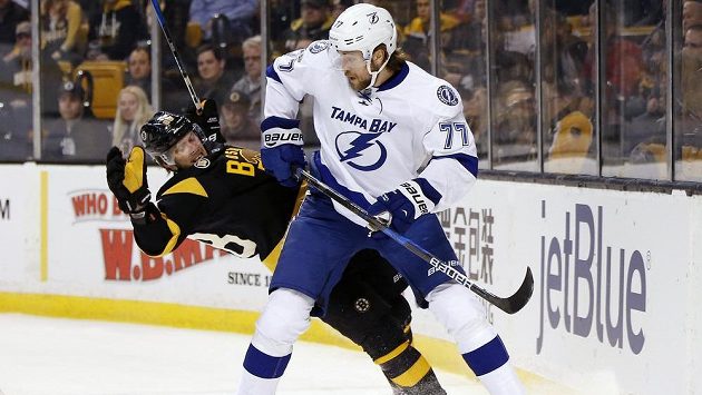 Český útočník Bostonu David Pastrňák se poroučí k zemi po souboji se Švédem Victorem Hedmanem z Tampy Bay Lightning v utkání NHL. Tampa vyhrála zápas 6:3. Český útočník Bostonu David Pastrňák se poroučí k zemi po souboji se Švédem Victorem Hedmanem z Tampy Bay Lightning v utkání NHL. Tampa vyhrála zápas 6:3.