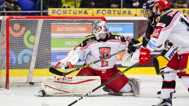 Hradecký brankář Patrik Rybár se snaží zasáhnout během čtvrtfinále play off hokejové extraligy s HC Verva Litvínov. Před brankou bojují Kristian Reichel z Litvínova a Martin Pláněk z Hradce Králové. Hradecký brankář Patrik Rybár se snaží zasáhnout během čtvrtfinále play off hokejové extraligy s HC Verva Litvínov. Před brankou bojují Kristian Reichel z Litvínova a Martin Pláněk z Hradce Králové.