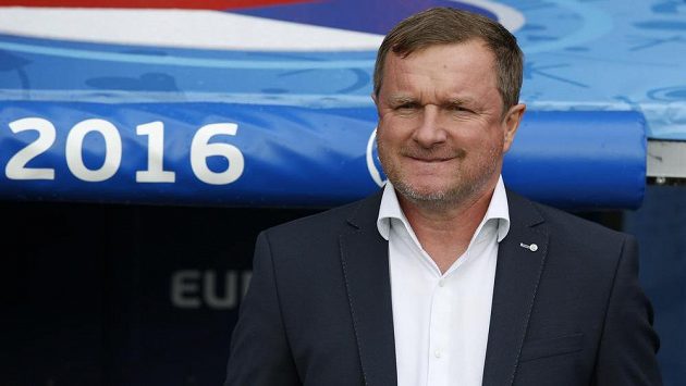 Trenér Pavel Vrba během utkání proti Španělsku. Trenér Pavel Vrba během utkání proti Španělsku.