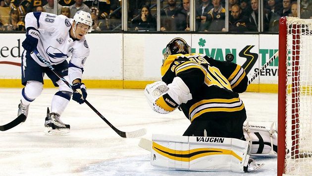 Ondřej Palát dává gól, brankář Bostonu Tuukka Rask zasáhnout nestačil. Ondřej Palát dává gól, brankář Bostonu Tuukka Rask zasáhnout nestačil.