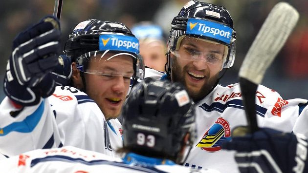 Vítkovičtí hokejisté (zleva) Štencel, Marek Hovorka a Petr Kolouch se radují z gólu. Vítkovičtí hokejisté (zleva) Štencel, Marek Hovorka a Petr Kolouch se radují z gólu.