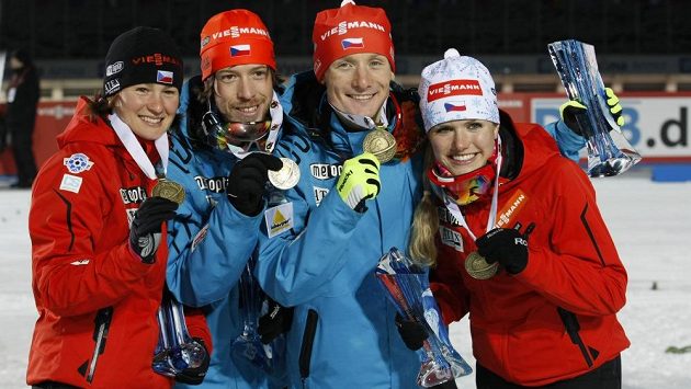 Čtvrteční bronz české smíšené štafety v biatlonu - zleva Veronika Vítková, Jaroslav Soukup, Ondřej Moravec a Gabriela Soukalová - je tou nejlepší pozvánkou na víkendové závody světového šampionátu. Čtvrteční bronz české smíšené štafety v biatlonu - zleva Veronika Vítková, Jaroslav Soukup, Ondřej Moravec a Gabriela Soukalová - je tou nejlepší pozvánkou na víkendové závody světového šampionátu.