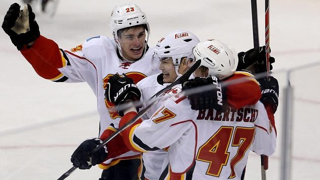 Útočník Calgary Jiří Hudler (uprostřed) a jeho spoluhráči z Calgary Sven Baertschi (47) a Sean Monahan (23) se radují z gólu v utkání proti Winnipegu. Útočník Calgary Jiří Hudler (uprostřed) a jeho spoluhráči z Calgary Sven Baertschi (47) a Sean Monahan (23) se radují z gólu v utkání proti Winnipegu.