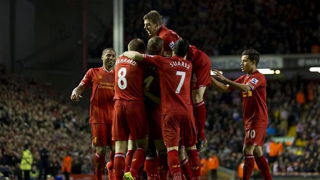 Fotbalisté Liverpoolu oslavují branku Daniela Sturridge. Fotbalisté Liverpoolu oslavují branku Daniela Sturridge.