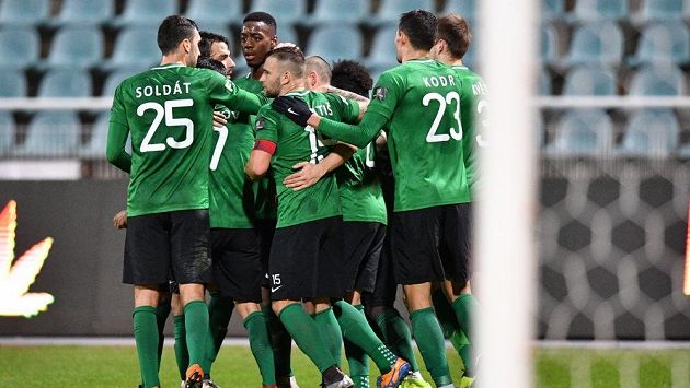 Fotbalisté Příbrami se radují na Julisce z gólu. Fotbalisté Příbrami se radují na Julisce z gólu.