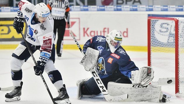 Zleva Matyáš Kantner z Plzně a brankář Petr Jiroušek z Kladna. Zleva Matyáš Kantner z Plzně a brankář Petr Jiroušek z Kladna.
