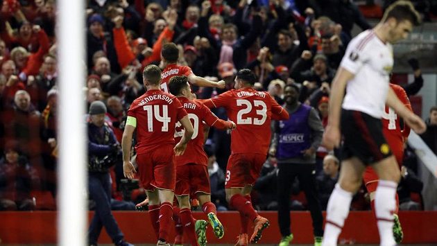 Fotbalisté Liverpoolu se radují z gólu v zápase proti Manchesteru United. Fotbalisté Liverpoolu se radují z gólu v zápase proti Manchesteru United.