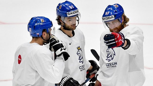 Útočníci české hokejové reprezentace Dominik Simon, Michael Frolík a Jakub Voráček na tréninku. Útočníci české hokejové reprezentace Dominik Simon, Michael Frolík a Jakub Voráček na tréninku.