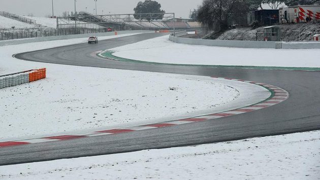 Předsezónní testy formulí 1 na okruhu v Barceloně musely být kvůli sněhu přerušeny. Předsezónní testy formulí 1 na okruhu v Barceloně musely být kvůli sněhu přerušeny.