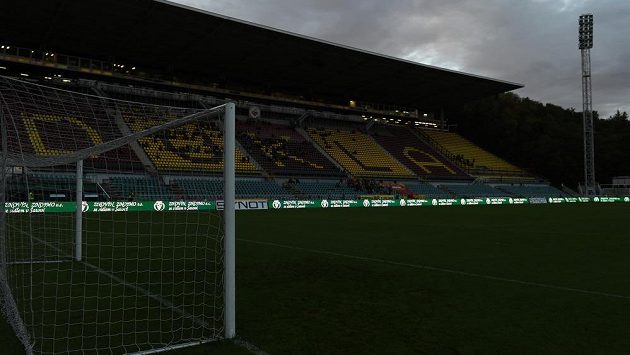 Potemnělý stadión na Julisce, utkání Dukly proti Příbrami se na první pokus nedohrálo. Potemnělý stadión na Julisce, utkání Dukly proti Příbrami se na první pokus nedohrálo.