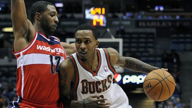 A.J. Price (vlevo) z Washingtonu brání Brandona Jenningse z Milwaukee. A.J. Price (vlevo) z Washingtonu brání Brandona Jenningse z Milwaukee.