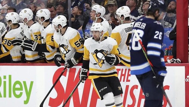 Český útočník Dominik Simon se raduje se spoluhráči z Pittsburghu poté, co vstřelil gól v utkání proti Winnipegu. Český útočník Dominik Simon se raduje se spoluhráči z Pittsburghu poté, co vstřelil gól v utkání proti Winnipegu.