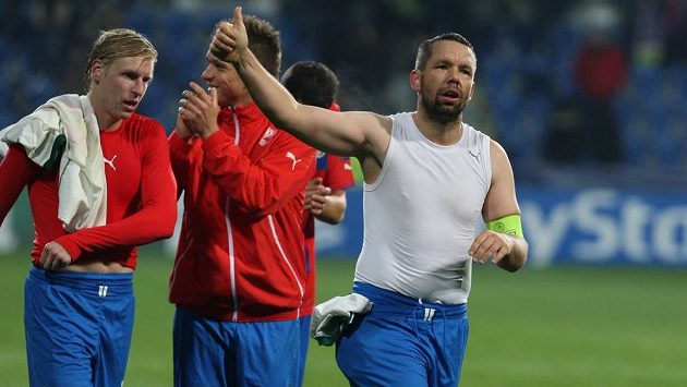 Kapitán Plzně Pavel Horváth po domácím zápase s Bayernem děkuje fanouškům. Kapitán Plzně Pavel Horváth po domácím zápase s Bayernem děkuje fanouškům.