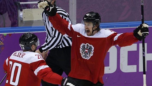 Rakušan Michael Grabner (vpravo) slaví gól proti Norsku se spoluhráčem Danielem Welserem. Rakušan Michael Grabner (vpravo) slaví gól proti Norsku se spoluhráčem Danielem Welserem.