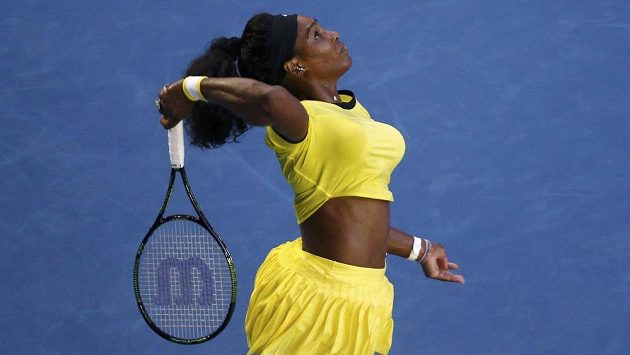 Americká tenistka Serena Williamsová servíruje proti Rusce Kasatkinové ve třetím kole Australian Open. Americká tenistka Serena Williamsová servíruje proti Rusce Kasatkinové ve třetím kole Australian Open.