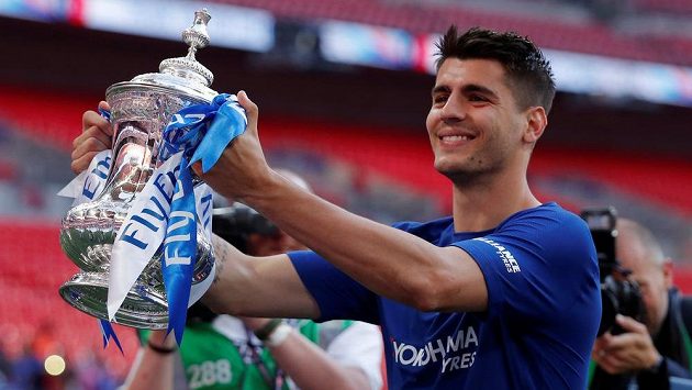 Álvaro Morata v dresu Chelsea slaví zisk FA Cupu. Ve španělském kádru pro MS pro něj ovšem místo nezbylo. Álvaro Morata v dresu Chelsea slaví zisk FA Cupu. Ve španělském kádru pro MS pro něj ovšem místo nezbylo.