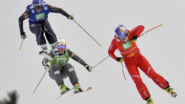 Francouzka Ophelie Davidová (vlevo) letí pro vítězství v závodu SP skikrosařů v rakouském Kreischbergu. Francouzka Ophelie Davidová (vlevo) letí pro vítězství v závodu SP skikrosařů v rakouském Kreischbergu.