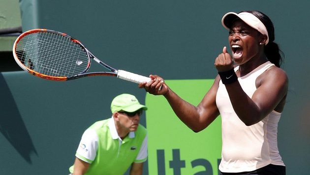 Americká tenistka Sloane Stephensová zdolala v semifinále v Miami 3:6, 6:2, 6:1 Bělorusku Viktorii Azarenkovou. Americká tenistka Sloane Stephensová zdolala v semifinále v Miami 3:6, 6:2, 6:1 Bělorusku Viktorii Azarenkovou.