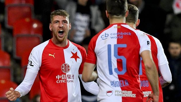 Ladislav Takács ze Slavie (vlevo) se raduje ze svého premiérového gólu v sešívaném dresu. Ladislav Takács ze Slavie (vlevo) se raduje ze svého premiérového gólu v sešívaném dresu.