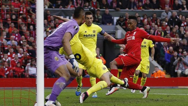 Fotbalista Villarrealu Bruno (uprostřed) si dává vlastní gól v odvetě semifinále Evropské ligy proti Liverpoolu, Daniel Sturridge (vpravo) se mohl jen dívat. Fotbalista Villarrealu Bruno (uprostřed) si dává vlastní gól v odvetě semifinále Evropské ligy proti Liverpoolu, Daniel Sturridge (vpravo) se mohl jen dívat.