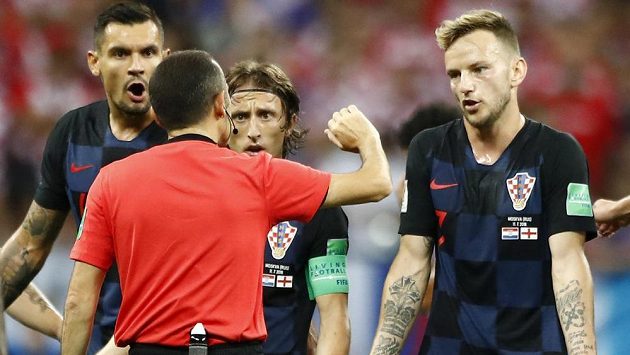 Chorvat Ivan Rakitič (vpravo) se spoluhráči diskutují s rozhodčím v semifinále MS, kdy byla jejich soupeřem Anglie. Chorvat Ivan Rakitič (vpravo) se spoluhráči diskutují s rozhodčím v semifinále MS, kdy byla jejich soupeřem Anglie.