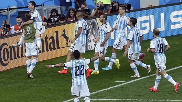 Argentinci slaví vítězný gól proti Íránu, který vstřelil Lionel Messi (druhý zleva). Argentinci slaví vítězný gól proti Íránu, který vstřelil Lionel Messi (druhý zleva).