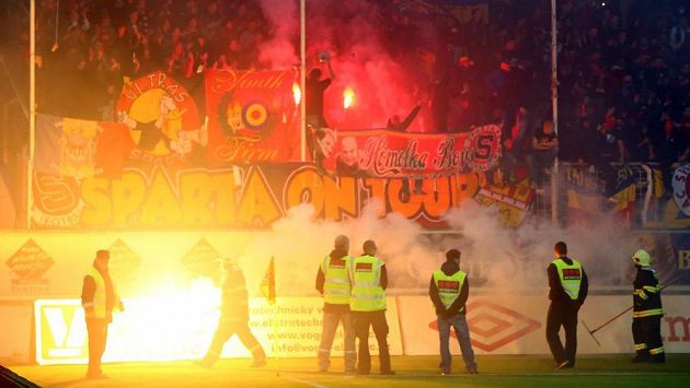 Řádící sparťanští fanoušci během zápasu s Teplicemi. Řádící sparťanští fanoušci během zápasu s Teplicemi.