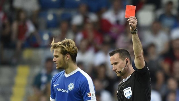 Druhou žlutou a následně červenou kartu dostal v duelu se Slavií Matěj Pulkrab ze Slovanu. Druhou žlutou a následně červenou kartu dostal v duelu se Slavií Matěj Pulkrab ze Slovanu.