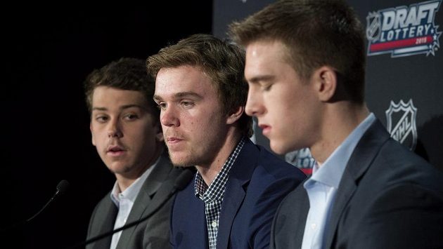 Nadaní hokejisté, kteří by se měli umístit ve špičce letošního draftu. Vlevo je Dylan Strome, McDavidův spoluhráč z Erie Otters, McDavid je uprostřed a vpravo pak Noah Hanifin. Američan by měl být nejvýše umístěným obráncem na draftu. Nadaní hokejisté, kteří by se měli umístit ve špičce letošního draftu. Vlevo je Dylan Strome, McDavidův spoluhráč z Erie Otters, McDavid je uprostřed a vpravo pak Noah Hanifin. Američan by měl být nejvýše umístěným obráncem na draftu.