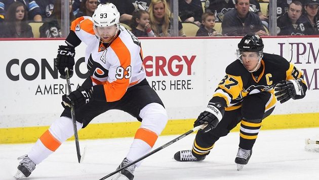 Útočníka Philadelphie Jakuba Voráčka (vlevo) stíhá kapitán Pittsburghu Sidney Crosby. Útočníka Philadelphie Jakuba Voráčka (vlevo) stíhá kapitán Pittsburghu Sidney Crosby.