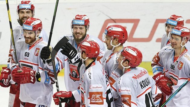 Hokejisté Hradce Králové slaví výhru na ledě Sparty. Hokejisté Hradce Králové slaví výhru na ledě Sparty.