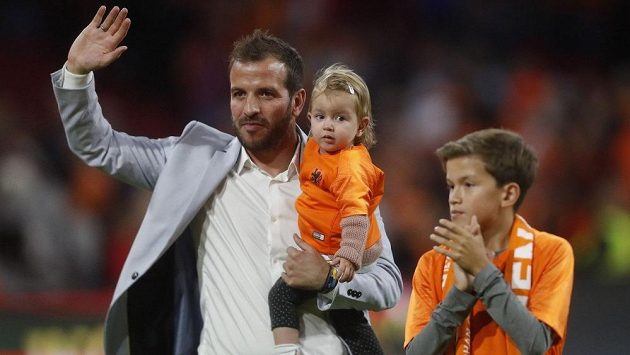 Dlouholetý nizozemský reprezentant Rafael van der Vaart po 18 letech kariéry končí s profesionálním fotbalem. Dlouholetý nizozemský reprezentant Rafael van der Vaart po 18 letech kariéry končí s profesionálním fotbalem.