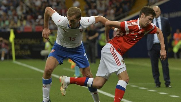 Tomáš Souček (vlevo) se snaží obejít Rusa Dalera Kuzjajeva. Tomáš Souček (vlevo) se snaží obejít Rusa Dalera Kuzjajeva.