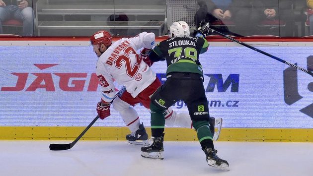 V souboji Vladimír Dravecký z Třince a Petr Stloukal z Karlových Varů. V souboji Vladimír Dravecký z Třince a Petr Stloukal z Karlových Varů.