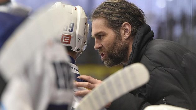 Zraněný útočník Jaromír Jágr radí Adamovi Kubíkovi na střídačce Kladna. Zraněný útočník Jaromír Jágr radí Adamovi Kubíkovi na střídačce Kladna.