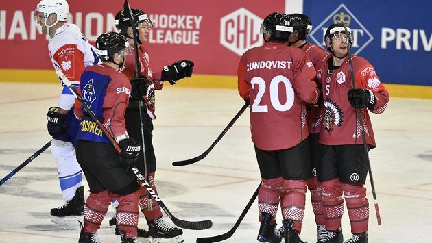 Hokejisté Frölundy se radují z vyrovnávacího gólu na ledě Komety brno-. Zprava Chay Genoway, Patrik Carlsson, Joel Lundqvist, Joel Mustonen, Ryan Lasch. Vlevo je Michal Barinka z Brna. Hokejisté Frölundy se radují z vyrovnávacího gólu na ledě Komety brno-. Zprava Chay Genoway, Patrik Carlsson, Joel Lundqvist, Joel Mustonen, Ryan Lasch. Vlevo je Michal Barinka z Brna.