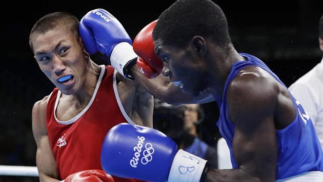 Rogen Ladon (vpravo) z Filipín v souboji s Yurberjenem Herneym Martínezem z Kolumbie v muší váze do 49 kg. Rogen Ladon (vpravo) z Filipín v souboji s Yurberjenem Herneym Martínezem z Kolumbie v muší váze do 49 kg.