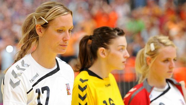 Zklamané české házenkářky zleva Hana Martinková, Lucie Satrapová a Markéta Jeřábková po prohře v Nizozemsku. Zklamané české házenkářky zleva Hana Martinková, Lucie Satrapová a Markéta Jeřábková po prohře v Nizozemsku.