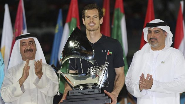 Britský tenista Andy Murray pózuje s trofejí pro vítěze turnaje v Dubaji. Britský tenista Andy Murray pózuje s trofejí pro vítěze turnaje v Dubaji.