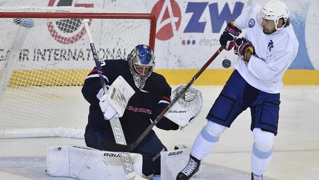 Ještě nedávno spoluhráči... Brankář Slovanu Marek Čiliak a kapitán Komety Martin Zaťovič. Ještě nedávno spoluhráči... Brankář Slovanu Marek Čiliak a kapitán Komety Martin Zaťovič.