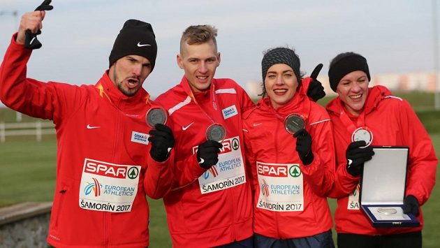 Rozjařené české kvarteto, zleva Jakub Holuša, Filip Sasínek, Kristiina Mäki, Simona Vrzalová. Rozjařené české kvarteto, zleva Jakub Holuša, Filip Sasínek, Kristiina Mäki, Simona Vrzalová.