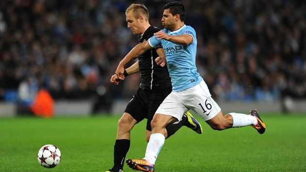 Plzeňský záložník Daniel Kolář (vlevo) ve sprinterském souboji s útočníkem Manchesteru City Sergiem Agüerem. Plzeňský záložník Daniel Kolář (vlevo) ve sprinterském souboji s útočníkem Manchesteru City Sergiem Agüerem.