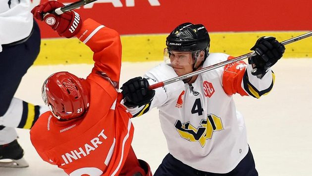 Útočník Jönköpingu Max Wärn (vpravo) sráží třineckého obránce Tomáše Linharta v utkání základní skupiny D hokejové Ligy mistrů. Útočník Jönköpingu Max Wärn (vpravo) sráží třineckého obránce Tomáše Linharta v utkání základní skupiny D hokejové Ligy mistrů.