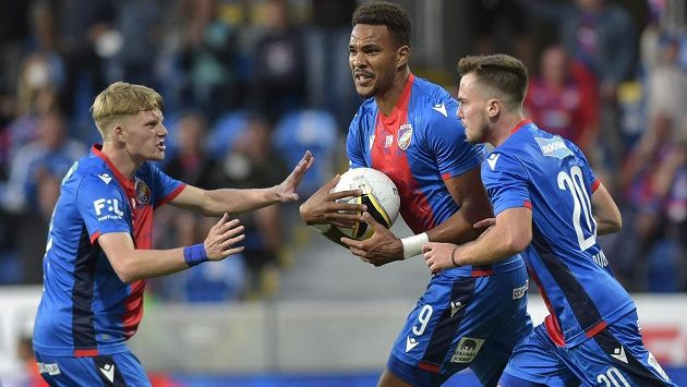 Fotbaisté Plzně v euforii! Otočili zápas se Slováckem, uprostřed s míčem Jean-David Beauguel. Fotbaisté Plzně v euforii! Otočili zápas se Slováckem, uprostřed s míčem Jean-David Beauguel.