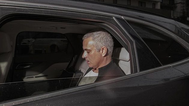 Nyní již bývalý manažer Manchesteru United José Mourinho opuští hotel v Manchesteru. Úplně šťastně po vyhazovu z Old Trafford tedy zrovna nevypadal, i přes královské odstupné přesahující 600 milionů korun. Nyní již bývalý manažer Manchesteru United José Mourinho opuští hotel v Manchesteru. Úplně šťastně po vyhazovu z Old Trafford tedy zrovna nevypadal, i přes královské odstupné přesahující 600 milionů korun.